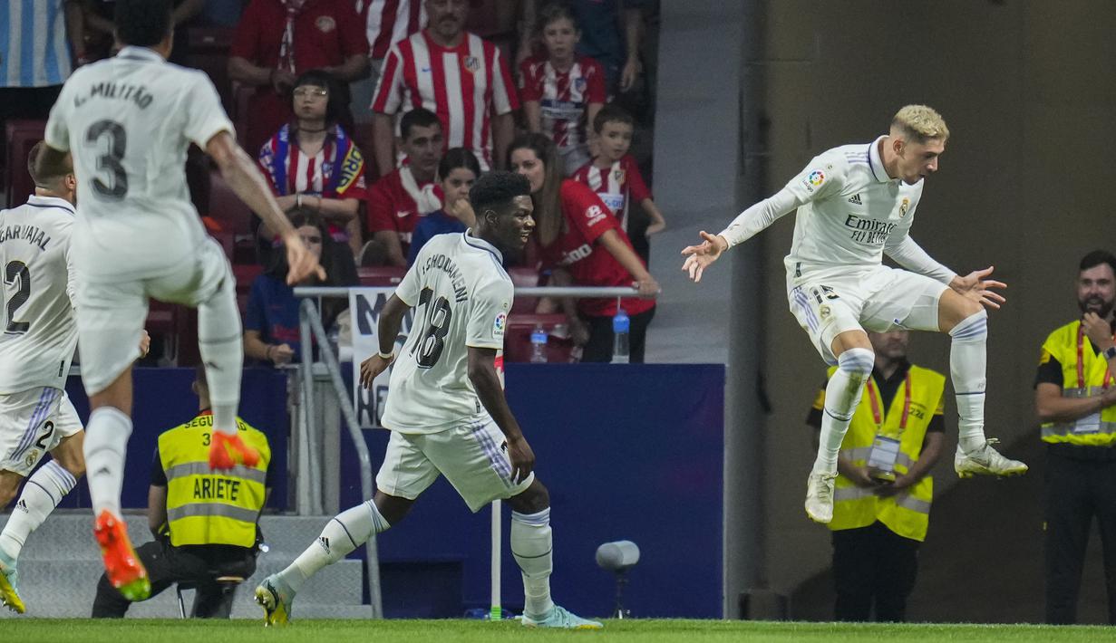 <p>Gelandang Real Madrid, Federico Valverde (kanan) berselebrasi usai mencetak gol ke gawang Atletico Madrid selama pertandingan lanjutan La Liga Spanyol di stadion Wanda Metropolitano di Madrid, Spanyol, Senin (19/9/2022). Real Madrid menang atas Atletico Madrid 2-1. (AP Photo/Manu Fernandez)</p>