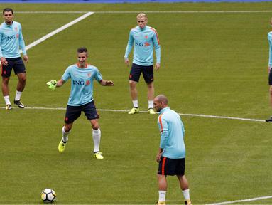 Robin van Persie kembali memperkuat timnas Belanda saat mengikuti sesi latihan di Stade de France stadium, Saint Denis, (30/8/2017). Belanda akan melawan Prancis pada kualifikasi grup A Piala Dunia 2018. (AP/Christophe Ena)