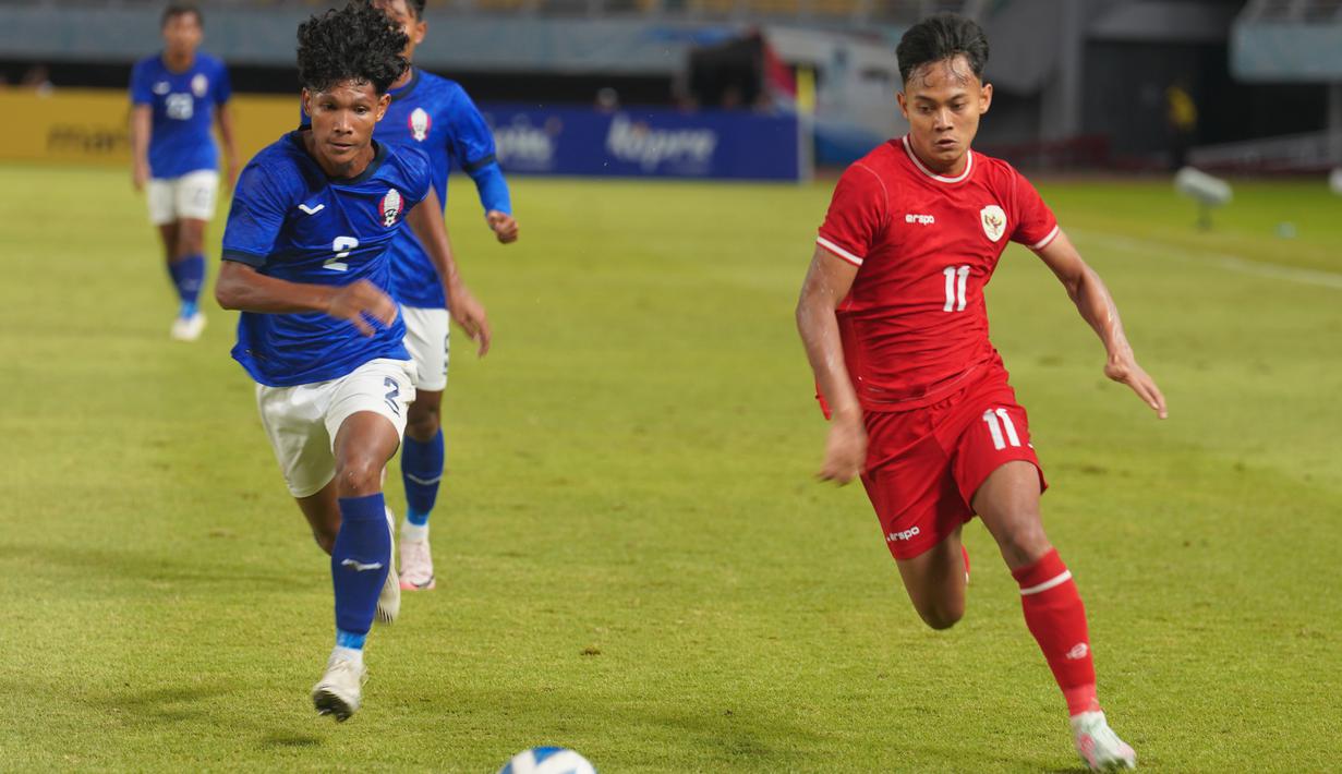 <p>Pemain Timnas Indonesia U-19, Riski Afrisal, berebut bola dengan pemain Kamboja U-19, Sonn Thavisiv, pada laga kedua Grup A Piala AFF U-19 2024 di Stadion Gelora Bung Tomo, Surabaya, Sabtu (20/7/2024). (Dok PSSI)</p>