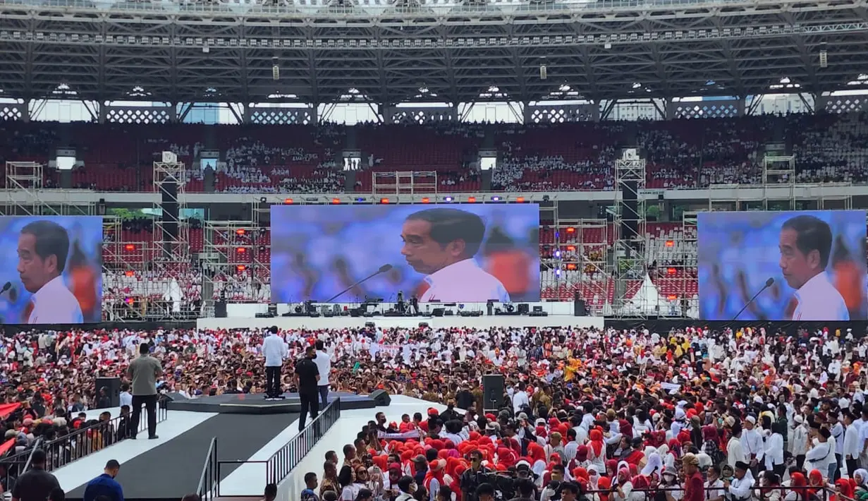 Presiden Joko Widodo memberikan pidato saat berhimpun di dalam satu gerakan yang dinamai Gerakan Nusantara Bersatu di Stadion Utama Gelora Bung Karno, Jakarta, Sabtu (26/11/2022). Nusantara Bersatu adalah perlehatan akbar untuk bisa tatap muka, temu kangen dan silaturahim seluruh elemen relawan bersama dengan Presiden Joko Widodo. (Foto Dok Pertiwi Indonesia)