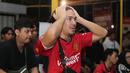 Ekspresi kecewa seorang fans Manchester United saat Roaring Night Liga Inggris antara Manchester City melawan Manchester United di Picth 98, Kemang, Jakarta, Minggu (03/03/2024) malam WIB. (Bola.com/Abdul Aziz)