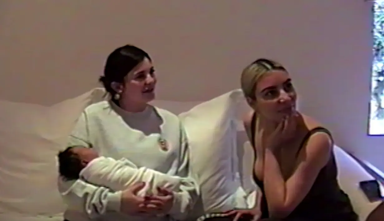 Saat Kylie Jenner mengunggah video soal kehamilannya, Kim pun menyertakan sosok Chicago untuk pertama kalinya. (Youtube)