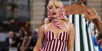 Sabrina Carpenter, penyanyi dari lagu popular "Espresso" baru saja debut melenggang di runway untuk Vogue World: Paris. [Foto: Instagram/fashionstar.martini]
