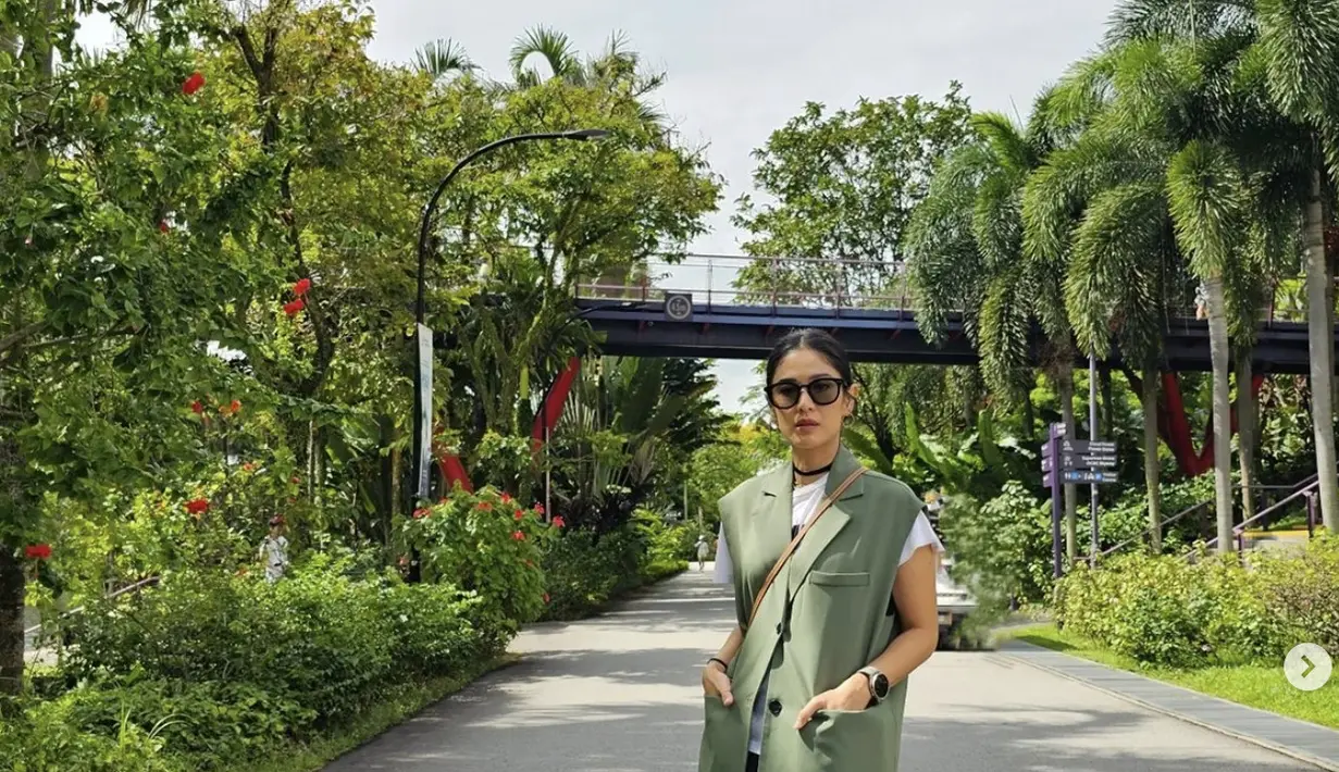 Paduan vest dan t-shirt serta sepatu bergaya chunky juga hadirkan kesan edgy pada tampilan.  [Foto: Instagram/ therealdisastr].