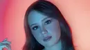 Rambut lurusnya yang dibiarkan digerai, Nicole Rossi bikin pangling. Makeup Nicole di pemotretan kedua ini lebih flawless dengan lipstik glossy warna merah muda. Highlighter di bagian hidung dan bawah mata membuat Nicole Rossi makin cantik. Sorot lampu yang tampak seperti pelangi juga membuat hasil pemotretan bintang sinetron Anugerah Cinta ini semakin apik. (Liputan6.com/IG/@nicole_rossi_)