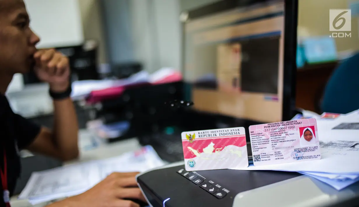 Petugas melakukan perekaman data anak untuk pembuatan Kartu Identitas Anak (KIA) di Kantor Suku Dinas Dukcapil Jakarta Pusat, Selasa (27/11). Tahun 2019, Dukcapil Jakarta Pusat menargetkan sebanyak 300.000 KIA dicetak. (Liputan6.com/Faizal Fanani)