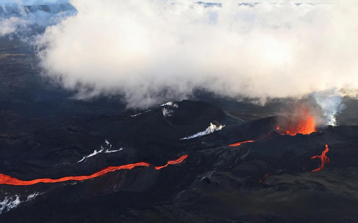 FOTO: Semburan Lava Pijar Warnai Erupsi Piton de la Fournais