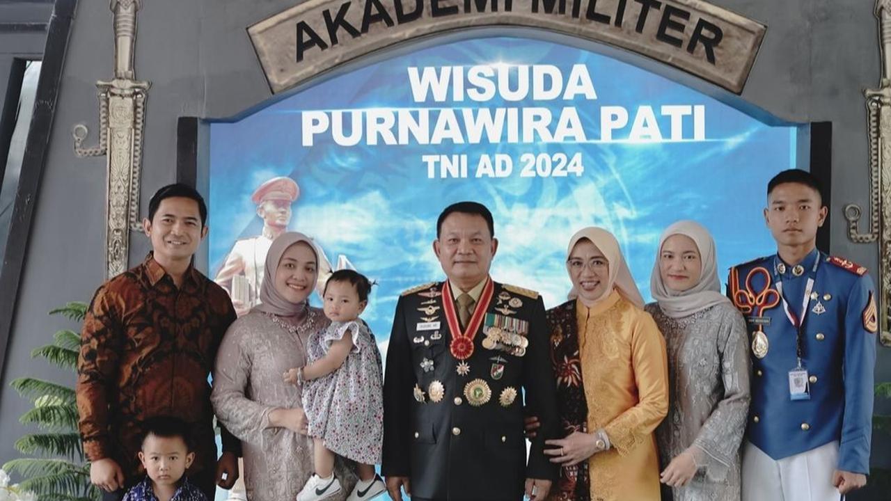 Potret Jenderal Dudung Bareng Keluarga di Acara Wisuda Purnawira Pati TNI AD, Putranya yang Taruna Akmil Bikin Salfok