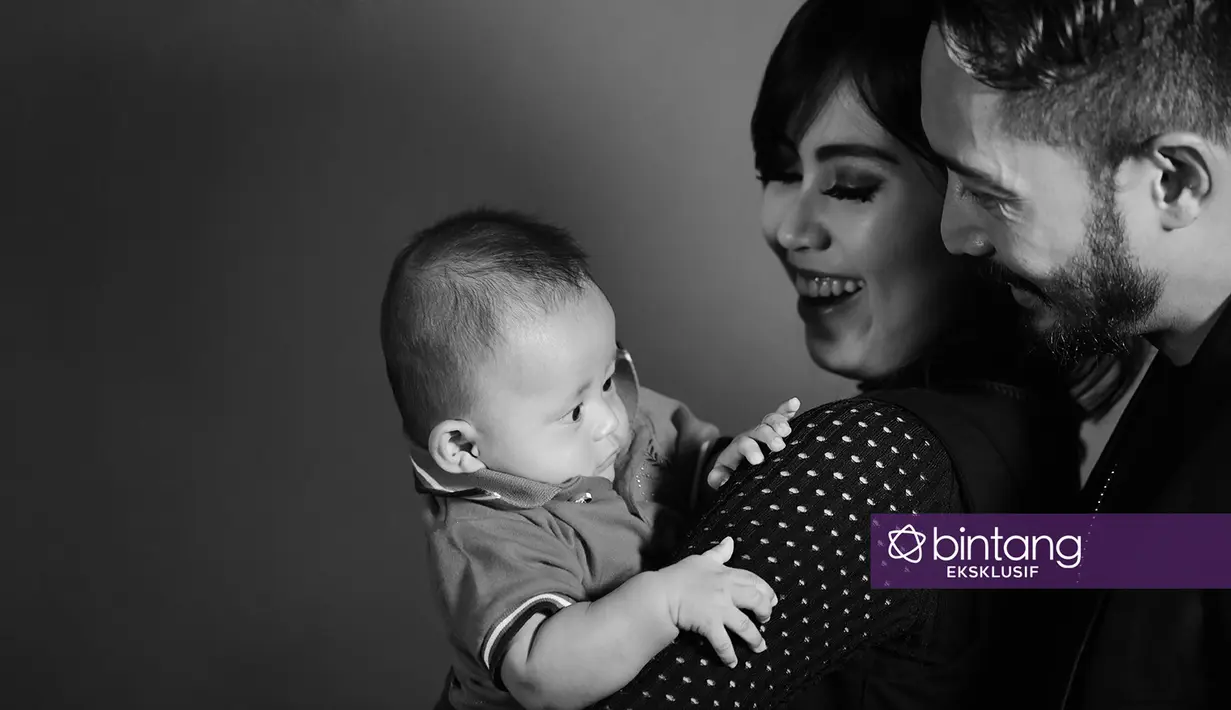 Setelah sekian lama terpisah, kembalinya berkumpul juga ada haru biru. Keharuan kembali bersama dalam suasana bahagia. Begitu juga dengan perempuan yang berprofesi sebagai pramugari ini. (Febio Hernanto/Bintang.com)