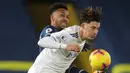 Striker Arsenal, Pierre Emerick Aubameyang (kiri) berebut bola dengan bek Leeds United, Robin Koch, dalam laga lanjutan Liga Inggris pekan ke-9 di Elland Road Stadium, Leeds, Minggu (22/11/2020). Arsenal bermain imbang 0-0 dengan Leeds United (AFP/Molly Darlington/Pool)