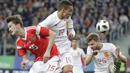 Pemain Rusia, Aleksei Miranchuk (kiri) berebut bola dengan pemain Spanyol, Rodrigo dan Asier Illarramendi pada laga persahabatan di St.Petersburg, Russia, (14/11/2017). Spanyol bermain imbang 3-3 lawan Rusia. (AP/Dmitri Lovetsky)