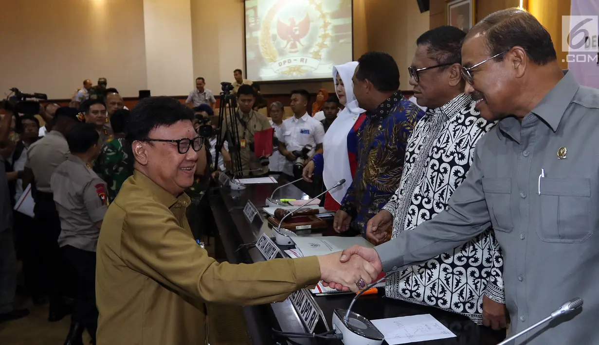 Menteri Dalam Negeri Tjahjo Kumolo (kiri) bersalaman dengan Wakil Ketua DPD RI Nono Sampono saat mengikuti raker dengan Komite I DPD RI di kompleks parlemen, Senayan, Jakarta, Selasa (7/5/2019). Kemendagri dan sejumlah lembaga lain akan mengkaji sistem pemilu serentak. (Liputan6.com/JohanTallo)