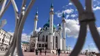 Wisatawan mengunjungi masjid Kul-Sharif di Kazan, Rusia, 9 Juni 2018. Masjid yang terletak pusat kota Kazan, ibu kota Republik Tatarstan ini merupakan salah satu masjid yang terindah di dunia. (AFP PHOTO/SAEED KHAN)