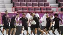 Pemain Jerman Leon Goretzka dan Joshua Kimmich bersama rekan satu timnya mengikuti sesi latihan di stadion Al-Shamal di Al-Ruwais, Qatar, Selasa, 22 November 2022. Jerman akan memainkan pertandingan pertama melawan Jepang pada Grup E Piala Dunia 2022 Qatar pada Rabu, 23 November. (AP Photo/Matthias Schrader)