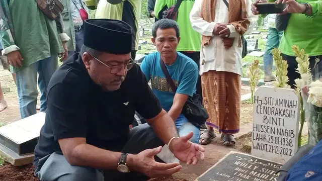 Rano Karno di Makam Aminah Cendrakasih