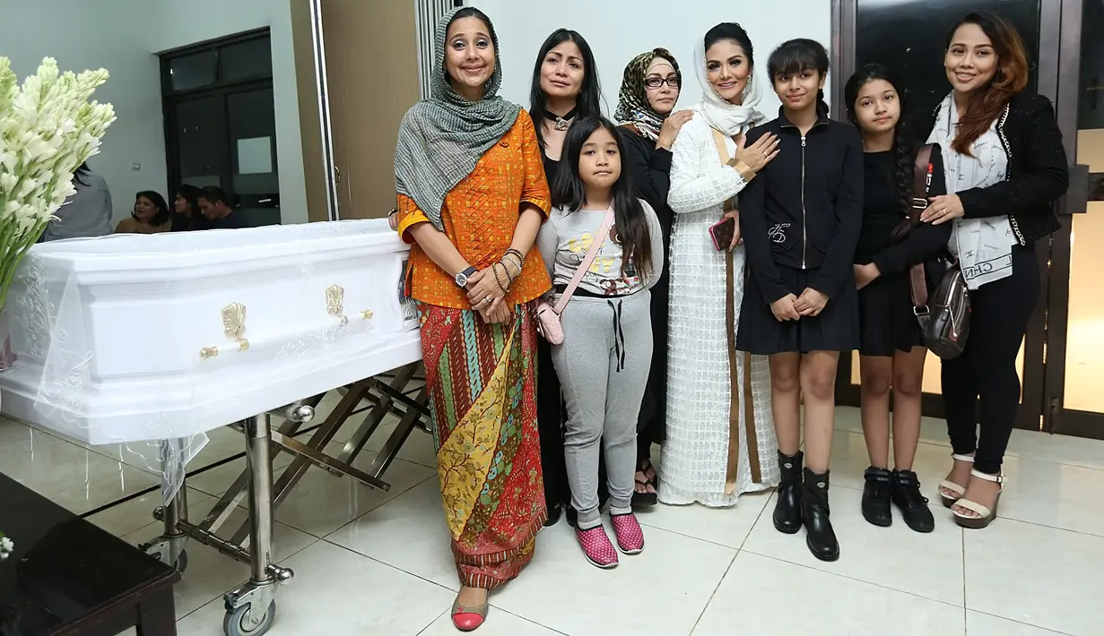 "Saya belum pernah mandiin jenazah, kecuali ibu saya ya. Sekarang Yana," tutur Ayu Azhari. (Bambang E.Ros/Bintang.com)