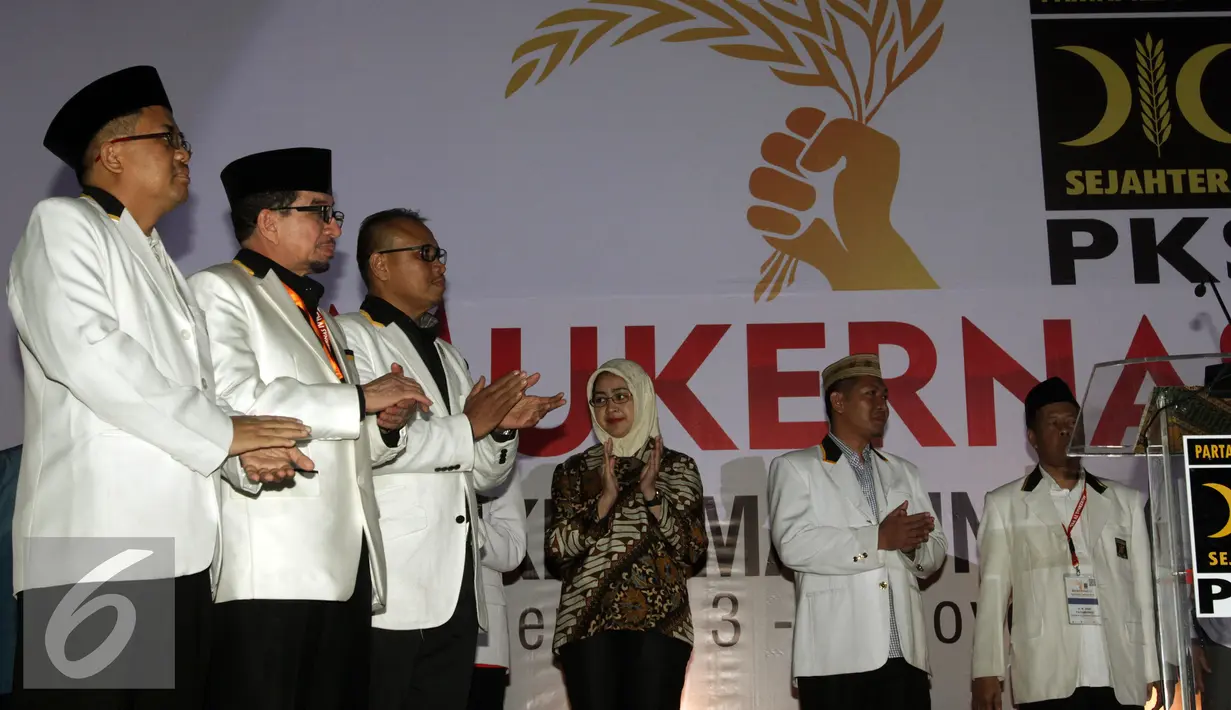 Calon Walikota Tangsel Airin Racmi Diany saat mengikuti Mukernas ke-IV PKS di Depok, Selasa (3/11/2015). Sebanyak 210 calon yang didukung serta diusung PKS mengikuti deklarasi tersebut siap berlaga di Pilkada Serentak 2015.  (Liputan6.com/Yoppy Renato)