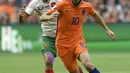 Pemain Bulgaria, Georgi Kostadinov (kiri) gagal menahan laju pemain pemain Belanda, Davy Propper pada laga grup A kualifikasi Piala Dunia 2018 di Amsterdam, (3/9/2017). Belanda menang 3-1. (AFP/John Thys)