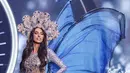 Miss Kosta Rika Valeria Rees tampil pada presentasi kostum nasional kontes kecantikan Miss Universe ke-70 di Eilat, Israel, 10 Desember 2021. Para kontestan dari berbagai negara dengan apik mengeksekusi kostum nasionalnya dan berlomba-lomba menjadi yang terbaik. (Menahem KAHANA/AFP)