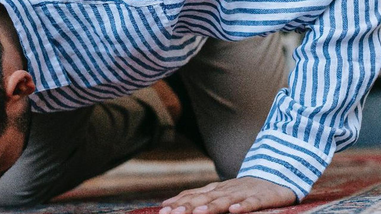 Sujud Tilawah adalah Sujud karena Adanya Ayat Sajdah, Berikut Bacaan dan Tata Caranya