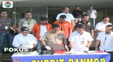 Polisi menetapkan dua tersangka atas kasus peluru nyasar di ruang Komisi III DPR RI.