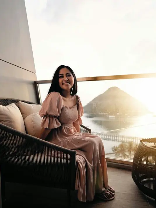 Gaya anggun dan feminin Rachel Vennya pakai Love and Flair Hilise Dress in Dusty Pink  seharga Rp650 ribu. (Instagram.com/Rachelvennya)