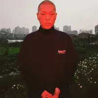 Makin fangirling sama vokalis yang rambutnya minimalis ini.