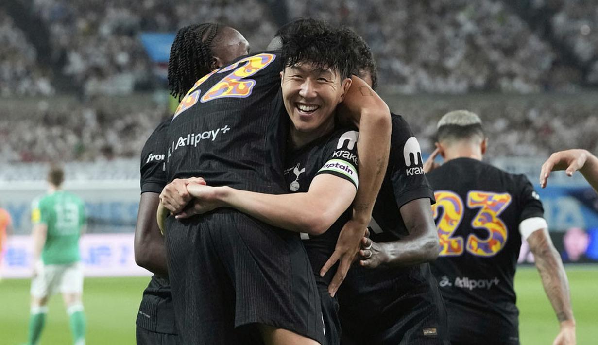 Pemain Tottenham Hotspur, Son Heung-min merayakan gol yang dicetak oleh Brennan Johnson ke gawang Newcastle dalam laga persahabatan di Seoul World Cup Stadium, Seoul, Korea Selatan, Minggu (03/08/2025) waktu setempat. (AP Photo/Ahn Young-joon)