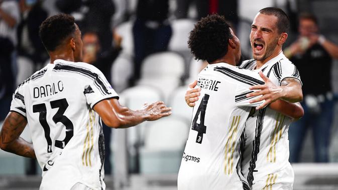 Bek Juventus, Leonardo Bonucci, melakukan selebrasi usai mencetak gol ke gawang Sampdoria pada laga Serie A di Stadion Allianz, Minggu (20/9/2020). Juventus menang dengan skor 3-0. (Marco Alpozzi/LaPresse via AP)