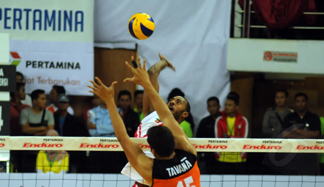 Pevoli putra Jakarta Pertamina Energy, Byron Ferguson melakukan smesh saat berlaga melawan Jakarta BNI 46 di Pertamina Proliga 2015, Dome Sport Balikpapan, (7/2/2015). Jakarta Pertamina Energy unggul 3 set langsung. (Liputan6.com/Helmi Fithriansyah)