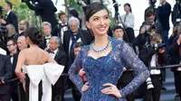 7 Potret Raline Shah di Festival Film Cannes 2023, Aura Kecantikannya Bersinar dengan Kebaya Biru (Sumber: Instagram/@bazaarindonesia)