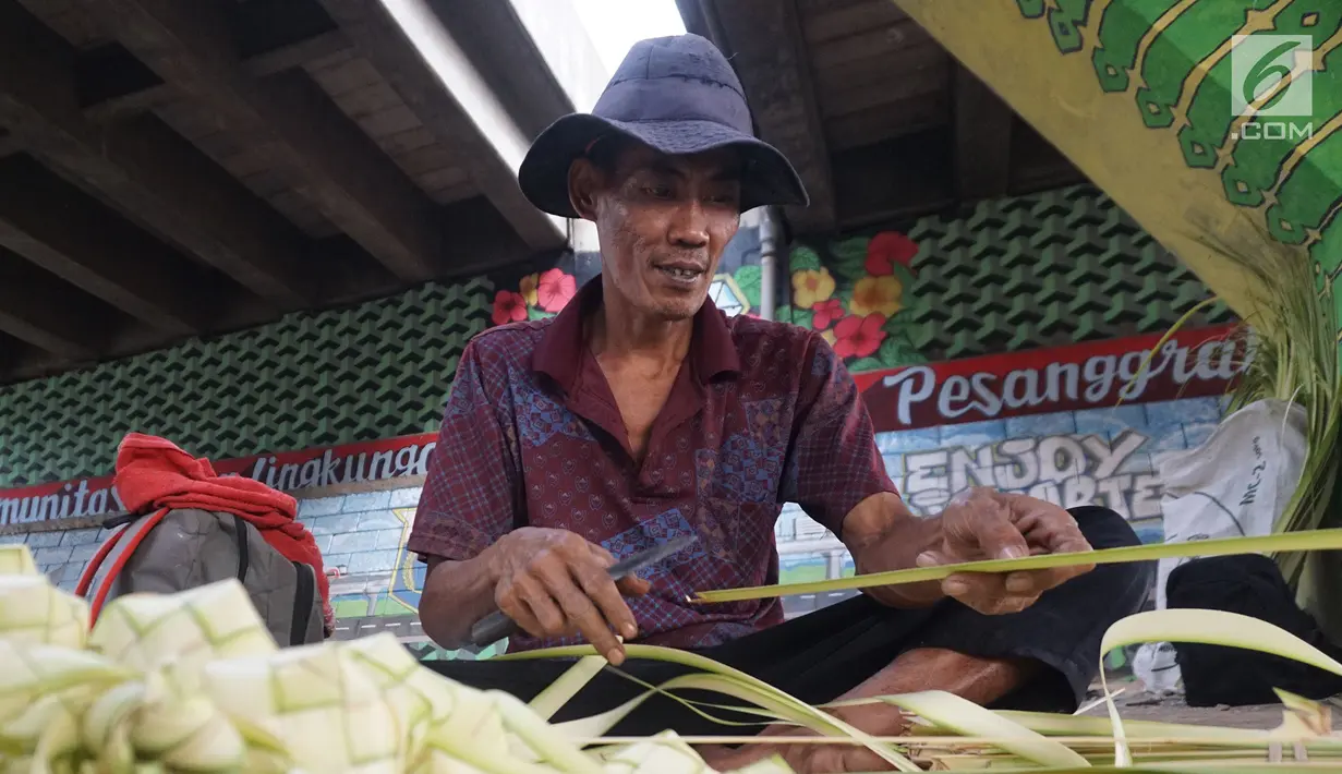 Pedagang membuat kulit ketupat dari daun kelapa di kawasan Bintaro, Jakarta, Sabtu (10/8/2019). Menjelang Idul Adha, para pedagang menjual kulit ketupat dengan harga sekitar Rp 8 ribu per sepuluh buah tergantung ukuran. (Liputan6.com/Herman Zakharia)