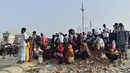 Orang-orang menunggu kedatangan kapal feri menuju kampung halaman menjelang perayaan Idul Fitri di tengah pandemi Covid-19 di Munshiganj, Bangladesh pada 9 Mei 2021. Ratusan orang bergegas untuk pulang ke rumah sehingga dapat berkumpul dengan keluarga pada momen Lebaran. (Munir Uz zaman/AFP)