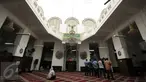 Beberapa jamaah muslim melakukan ibadah salat zuhur di Masjid Cut Meutia, Jakarta, Rabu (15/6/2016). Masjid ini merupakan bangunan peninggalan Belanda yang dulunya dipakai sebagai bangunan kantor biro arsitek. (Liputan6.com/Helmi Fithriansyah)