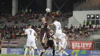 Pemain&nbsp;PSM Makassar, Wiljan Pluim, melakukan duel udara di kotak penalti Kuala Lumpur City FC saat kedua tim bertanding pada Piala AFC 2022 di Stadion KLFA, Malaysia, Jumat (24/6/2022) malam WIB. (Dok. PSM Makassar)