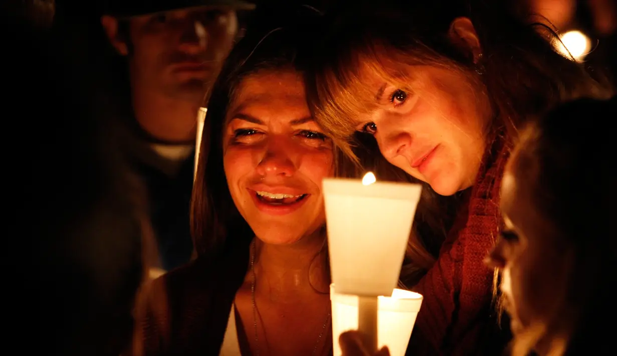 Ekspresi seorang wanita saat mengikuti aksi solidaritas terhadap penembakan masal di Umpqua Community College, Roseburg, Oregon, (1/ 10/2015). Penembakan tersebut menewaskan 9 orang dan melukai tujuh orang lainnya. (REUTERS/Steve DiPaola)