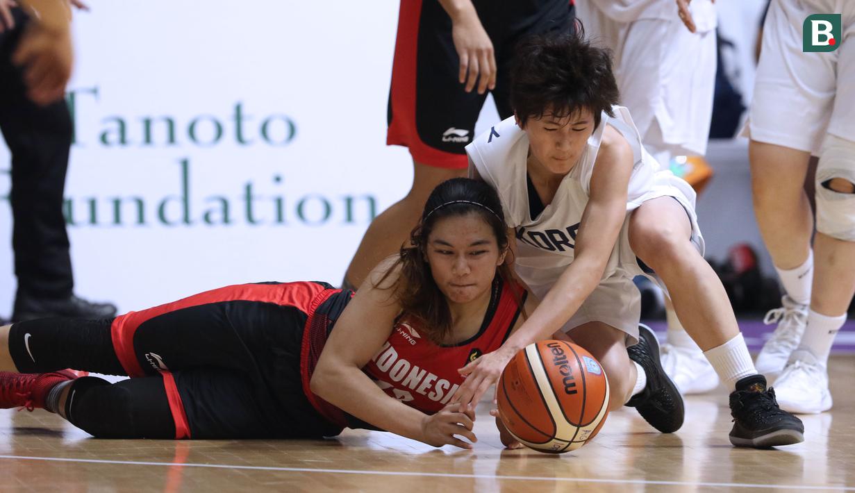 Pebasket putri Indonesia, Christine Aldora Tjundawan (kiri) berebut bola dengan pemain Korea, Park Hye Yon pada babak penyisihan Grup X Basket Putri Asian Games 2018 di Jakarta, Rabu (15/8). Indonesia kalah 40-108. (Liputan6.com/Helmi Fithriansyah)