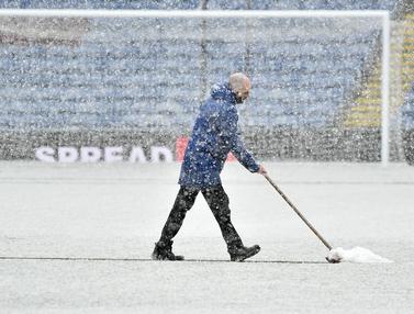 Foto: Hujan Salju Tutup Lapangan, Pertandingan Liga Inggris Antara Tottenham Melawan Burnley Ditunda