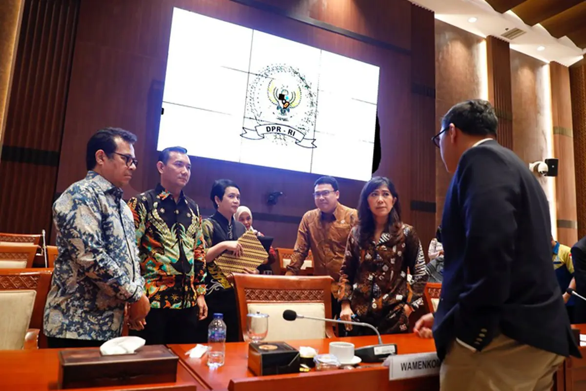 Komisi I Dewan Perwakilan Rakyat (DPR) dalam rapat kerja bersama Menteri Komunikasi dan Digital (Menkomdigi) Meutya Hafid. (Istimewa)