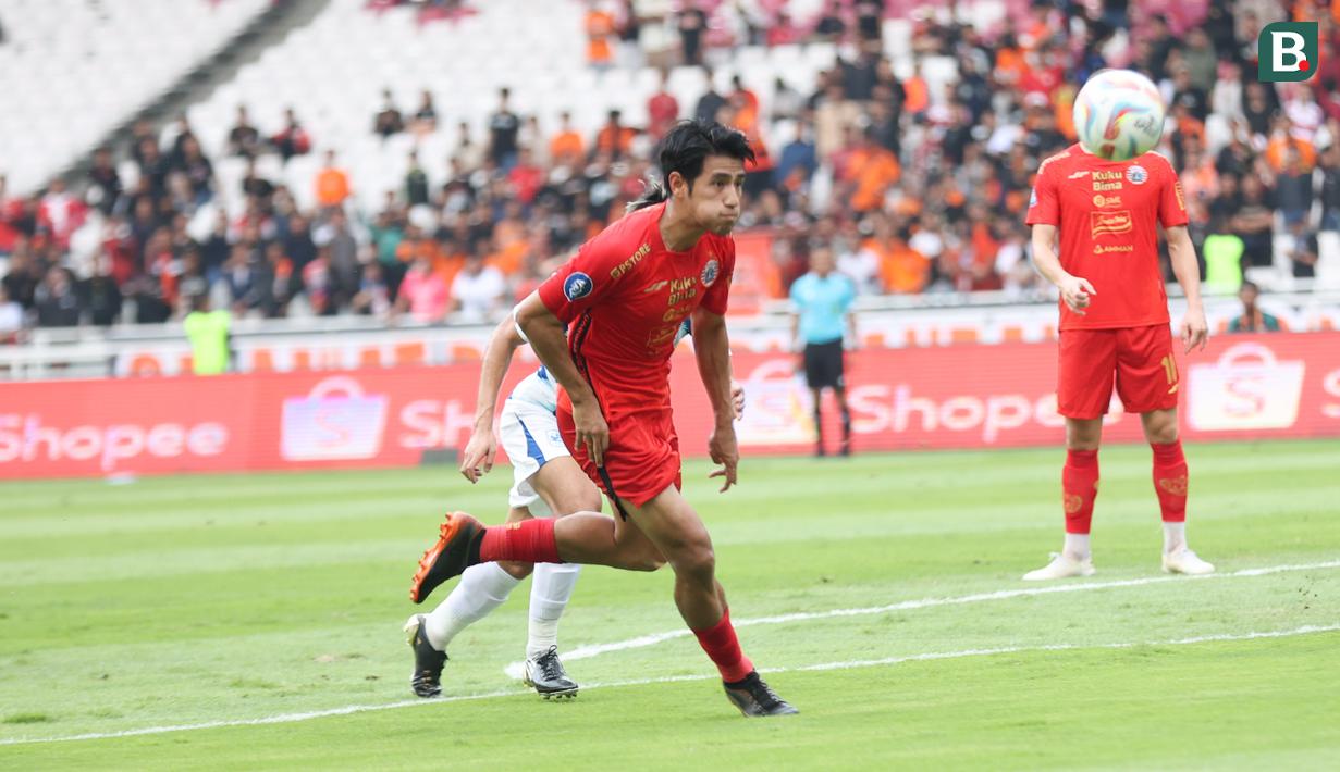 <p>Pemain Persija Jakarta, Hanif Sjahbandi (depan) berusaha mengejar bola saat menghadapi PSIS Semarang pada laga pekan ke-34 BRI Liga 1 2023/2024 di Stadion Utama Gelora Bung Karno (SUGBK), Senayan, Jakarta, Selasa (30/4/2024). (Bola.com/Abdul Aziz)</p>