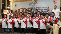 Tim Polo Air Putra Indonesia berfoto dengan Wakil Gubernur terpilih, Sandiaga Uno dan Ketua Umum PRSI, Anindya Bakrie di Epicentrum, Jakarta, Jumat (11/8/2017). Tim Akuatik siap bertarung pada SEA Games 2017. (Bola.com/Nicklas Hanoatubun)