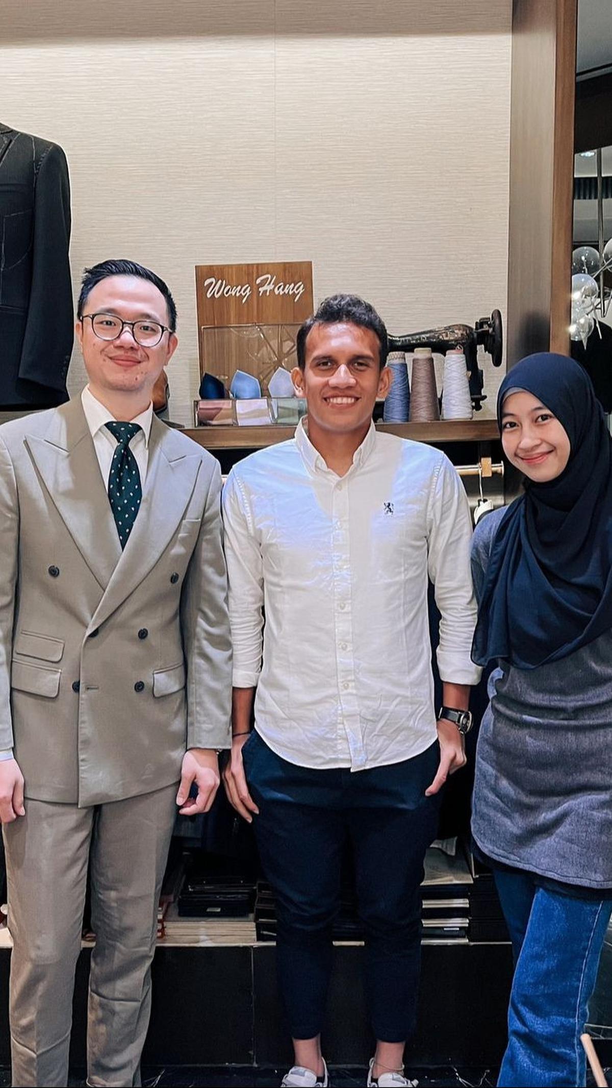 Sebelumnya, Adiba menemanin Egy melakukan fitting jas di desainer ternama Jonathan Wongso.