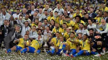 Pemain timnas Brasil merayakan gelar juara Copa America 2019 setelah mengalahkan Peru pada partai final di Maracana Stadium, Rio de Janeiro, Senin (8/7/2019) dini hari WIB. Brasil  sukses mengangkat trofi Copa America 2019 usai mengalahkan Peru dengan skor 3-1. (Carl DE SOUZA/AFP)
