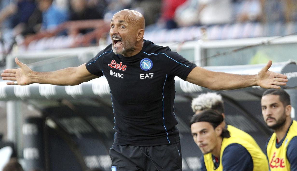 Luciano Spalletti. Pelatih berusia 62 tahun ini menggantikan Gennaro Gattuso yang didepak Napoli usai gagal membawa timnya lolos ke Liga Champions musim ini. Tampil 7 kali, Napoli dibawanya memimpin Liga Italia dengan niai sempurna 21 dari 7 kali menang. (LaPresse via AP/Tano Pecoraro)