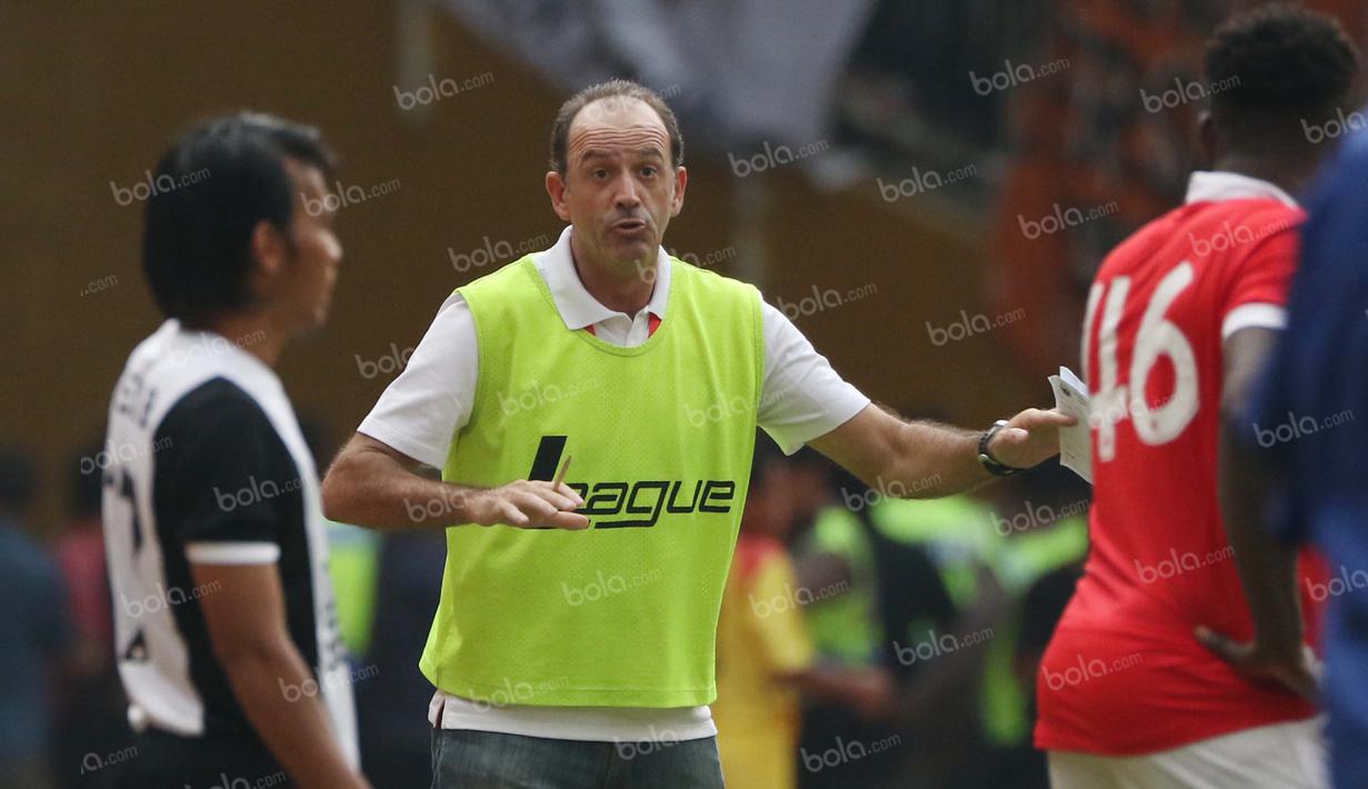 Pelatih Persija Jakarta, Paulo Camargo, memberikan instruksi kepada timnya saat melawan PSM Makassar pada laga Trofeo Persija  di Stadion Utama Gelora Bung Karno, Jakarta, Sabtu (9/4/2016). (Bola.com/Nicklas Hanoatubun)