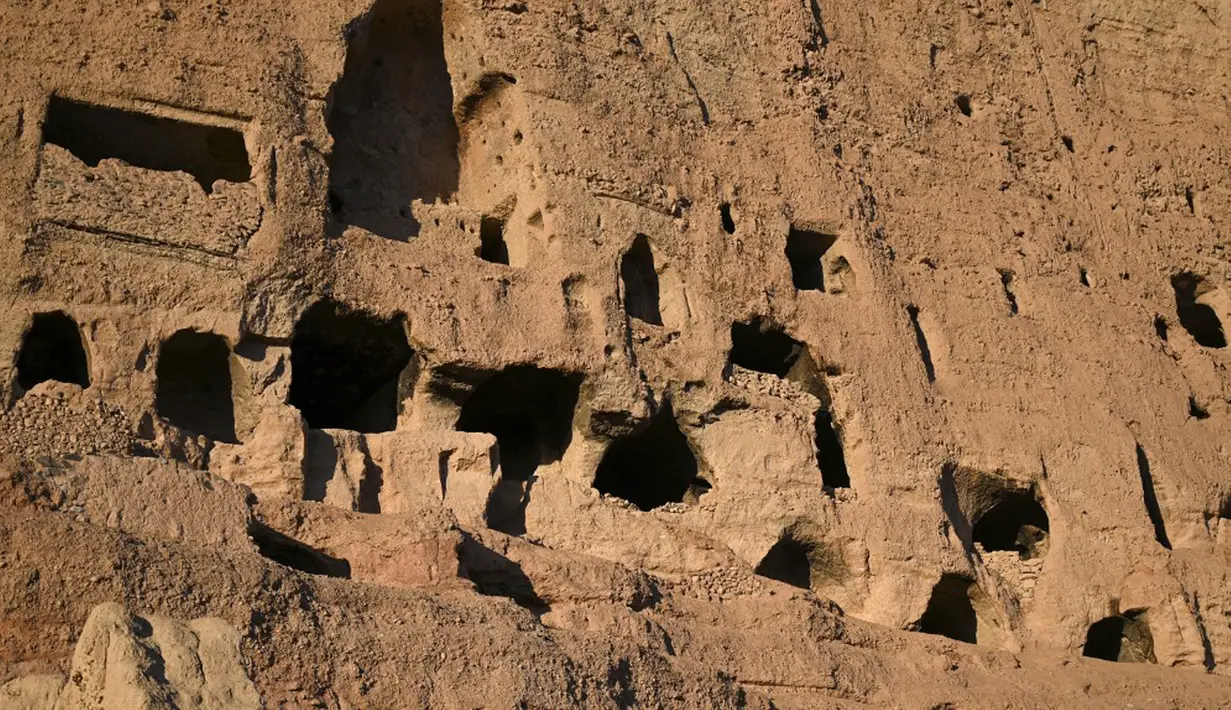 Gua-gua dekat situs patung Buddha raksasa yang dihancurkan oleh Taliban pada 2001 di Provinsi Bamiyan, Afghanistan, 9 Januari 2021. Tinggi patung Buddha Bamiyan mencapai masing-masing 115 kaki dan 174 kaki. (WAKIL KOHSAR/AFP)