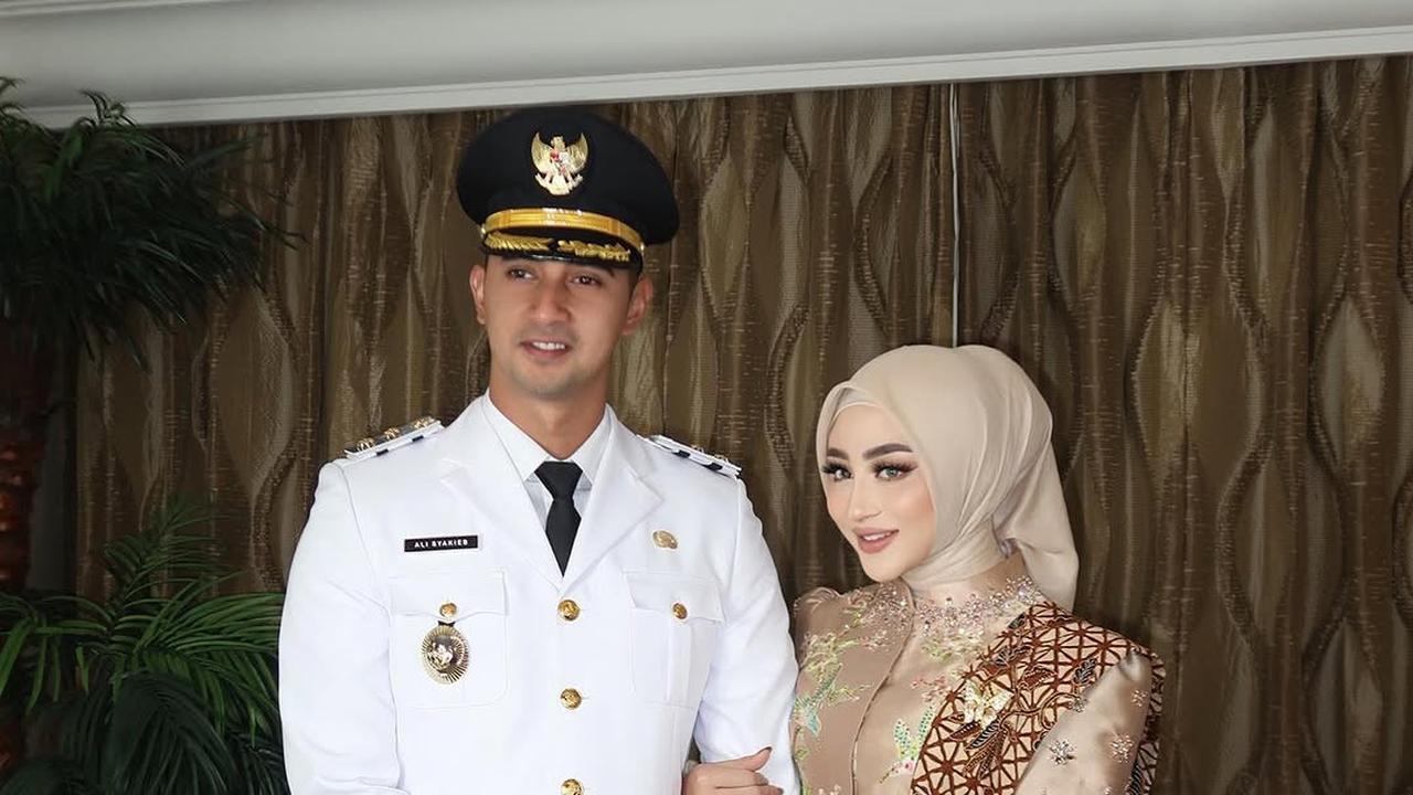 Potret Ali Syakieb Pakai Seragam PDU saat Pelantikan, Margin Resmi Jadi Istri Wakil Bupati