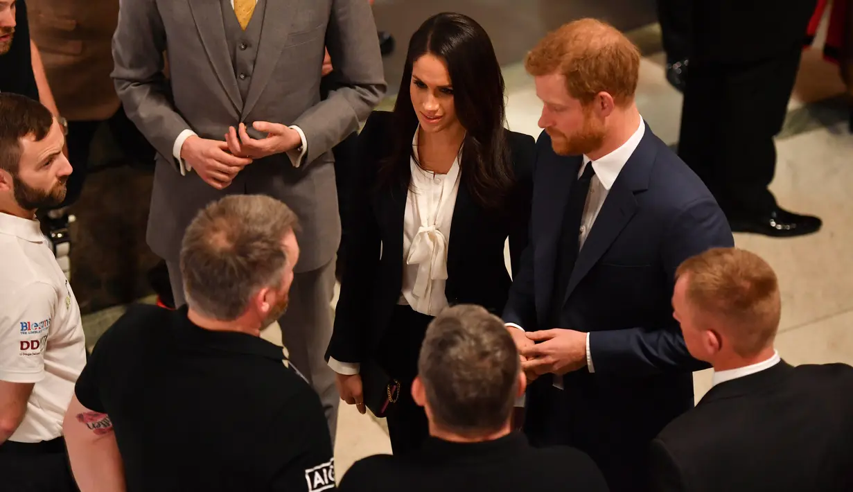Pangeran Harry dan tunangannya, aktris AS Meghan Markle berbincang dengan para tamu yang menghadiri acara Endeavour Fund Awards di London, Kamis (1/2). Calon putri kerajaan Inggris itu  kembali melanggar protokol kerajaan. (Ben Stansall/pool via AP)