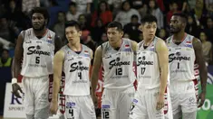 Pemain Stapac Jakarta saat menghadapi Pacific Caesar Surabaya pada laga semi final IBL 2019 di GMSB Kuningan, Jakarta, Jumat(8/3). Stapac unggul 87-66 atas Pacific. (Bola.com/Yoppy Renato)