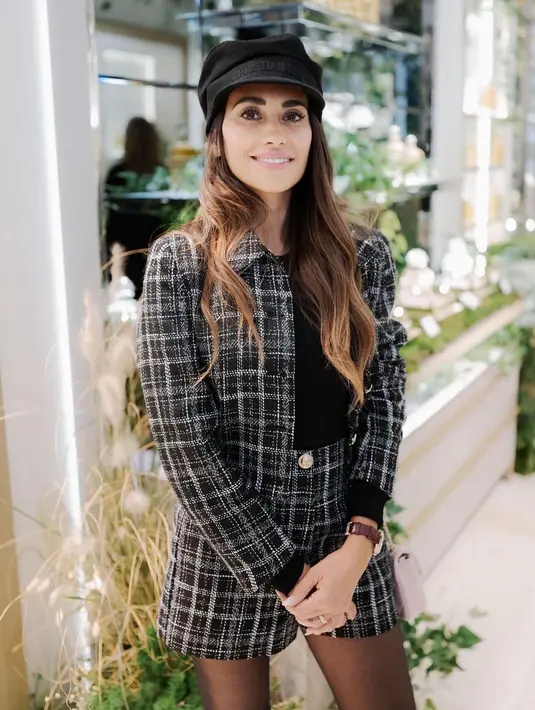<p>Istri pemain sepak bola ini memang selalu tampil stylish. Kali ini ia mengenakan one set blazer dan rok yang dipadu bersama inner warna senada. Beret cap yang digunakan menjadi pilihan aksesori yang tepat. [Instagram/antonelaroccuzzo] Penulis: Mufiidaanaiilaa Alifah S.</p>